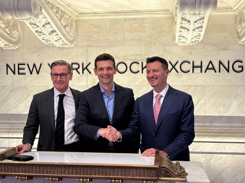 Alexander Schütz, Rusmir Nefić und Benjamin Lakatos am Pult der New Yorker Börse.
