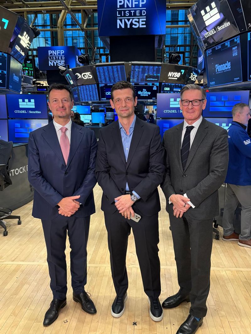 Benjamin Lakatos, Rusmir Nefić und Alexander Schütz auf dem Parkett der New Yorker Börse.