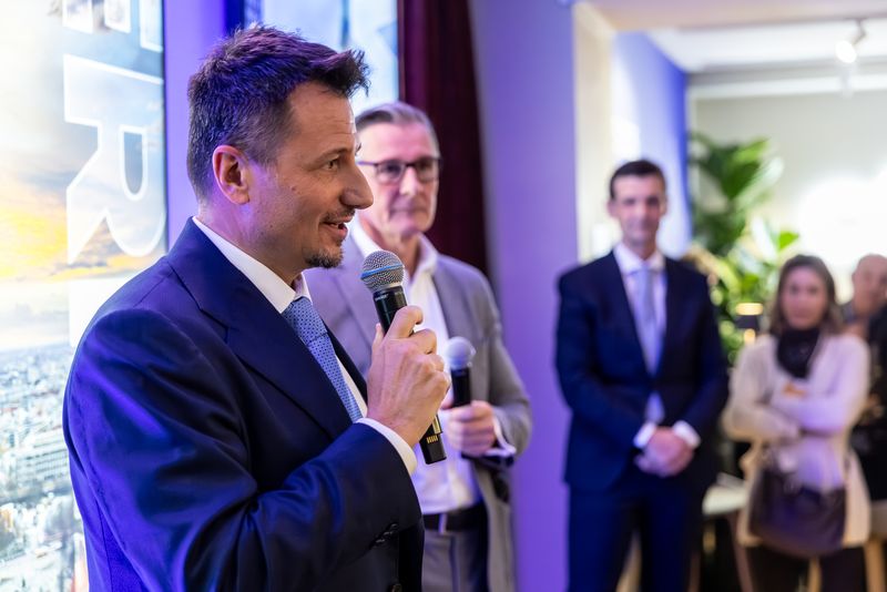 Benjamin Lakatos spricht in Davos mit Mikrofon.